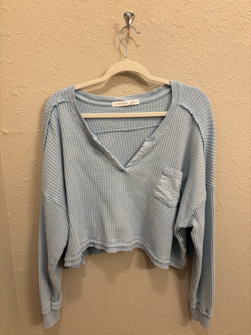 Altar'd State Light Blue Waffle-Knit V-Neck Cropped Sweatshirt
